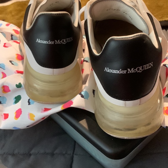 Alexander McQueen - Picture 2 of 6